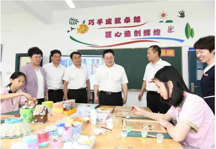 三明市领导调研教育工作并与优秀教师和教育工作者代表座谈