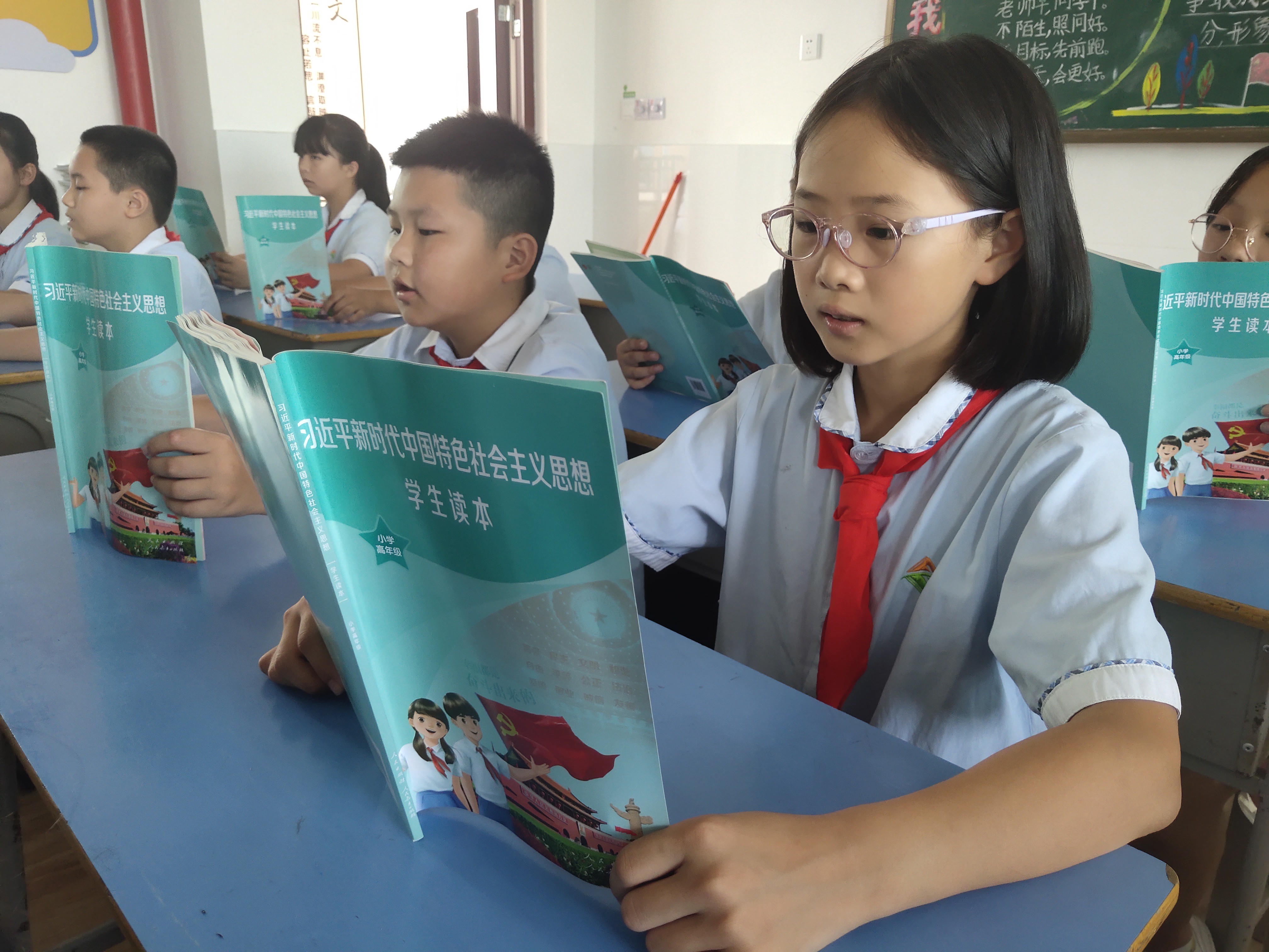 学生阅读《习近平新时代中国特色社会主义思想学生读本》