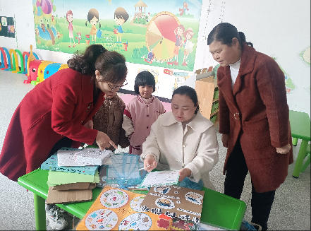 党员帮扶梅桥幼儿园制作区域材料