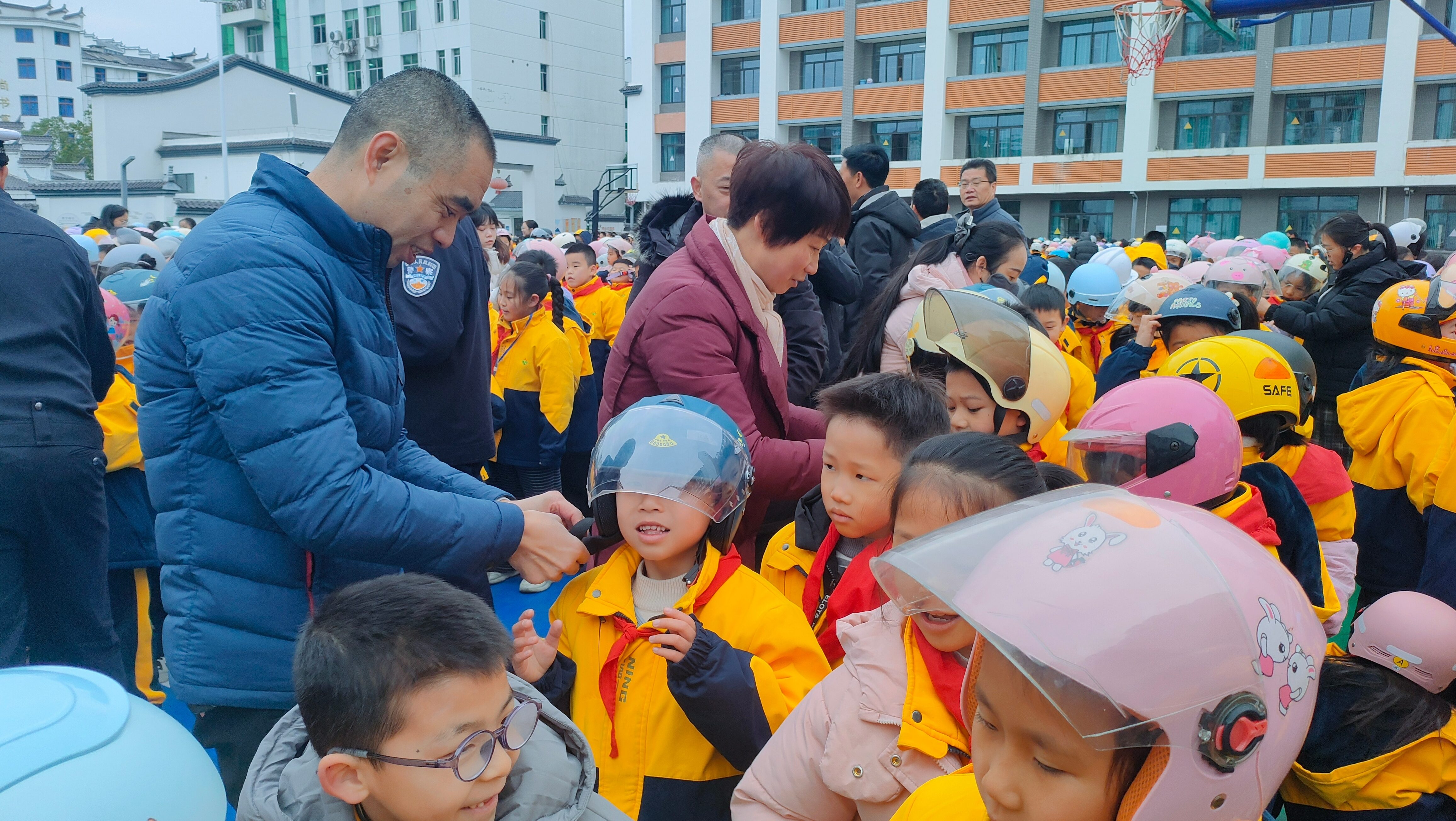 ¸±¾Ö³¤ºÍÐ£³¤¸øº¢×ÓÃÇÅå´÷Í·¿ø